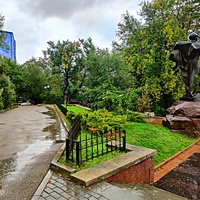 Памятник А.В. Суворову. Открыт в 1984 г. в одноимённом сквере. Автор: скульптор: К. Гордеев, архитектор А. Полегенький.