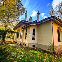 Ботанический сад им. Н. В. Багрова Таврической академии КФУ им. В. И. Вернадского (бывшего Таврич. нац. унив-та). Один из крупнейших парков города, основан в 1795 г. акад. П. С. Палласом. Кухонный корпус дома Воронцова (1826, архитектор: Ф. Эльсон).