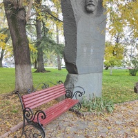 Горельеф командарма П. Дыбенко на месте, где в 1919 г. стоял штаб Крымс. армии. До 1984 г. сквер им. 200-летия Симфер. носил имя Дыбенко, революц. деятеля, одного из организат. революции в 1917 г. в Петерб., был наркомом по воен. и мор. делам Крыма.