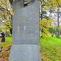 Горельеф командарма П. Дыбенко на месте, где в 1919 г. стоял штаб Крымс. армии. До 1984 г. сквер им. 200-летия Симфер. носил имя Дыбенко, революц. деятеля, одного из организат. революции в 1917 г. в Петерб., был наркомом по воен. и мор. делам Крыма.