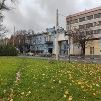 Сдева - дом Шабетая Дувана постройки 2-й пол. XIX в. в стиле эклектики на ул. Ленина 11А, справа - дом Ю.В. Попова, памятник архитектуры 2-й пол. XIX в. .