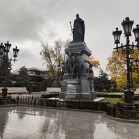 Парк культуры и отдыха «Екатерининский сад» — старейший парк Симферополя, основанный в 1809 г. Памятник Екатерине II. Воссоздан в 2016г.