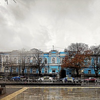 Дом Шабетая Дувана постройки 2-й пол. XIX в. в стиле эклектики на ул. Ленина. Памятник архитектуры и градостроительства, в здании располагается факультет иностранной филологии Таврического национального университета имени В. И. Вернадского.