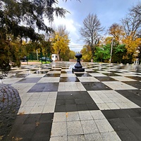 Парк культуры и отдыха «Екатерининский сад» — старейший парк города, основанный в 1809 г. Шахматный уголок с мощением в виде шахматной доски со скульптурой «Пешка» из архитектурного полированного бетона чёрного цвета, высотой в человеческий рост.