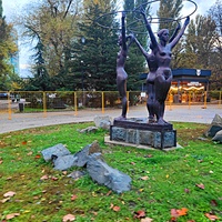 Парк имени Юрия Гагарина. Скульптурная группа "Три грации".