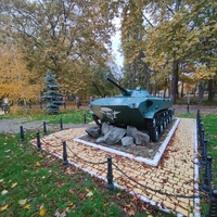 Парк имени Юрия Гагарина. Памятник боевой машине десанта (БМД-1).