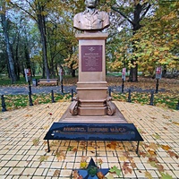 Парк имени Юрия Гагарина. Памятник Василию Филипповичу Маргелову — командующему ВДВ СССР.
