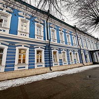 Гимназия №2 (работает с 1722 г.) на улице Соборной, где учился Константин Симонов и Иван Павлов.
