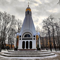 Часовня Всех Святых в земле Рязанской просиявших на Соборной площади (в честь 900-летия Рязани). Архитектор: И.И. Сенченко, В. Л. Сытых.
