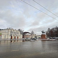 Памятник великому князю Олегу Ивановичу Рязанскому на Соборной улице, 16. Установлен 28.10. 2007 г. в честь 70-летия Рязанской области. Автор скульптуры: известный скульптор Зураб Церетели. Слева - Рязанский ТЮЗ.