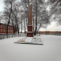 Обелиск героям Гражданской войны в Кремлёвском сквере. На лицевой стороне стелы выгравирована надпись: «Вечная слава героям гражданской войны 1917–1918 гг.». Открыт 7 ноября 1957 г. Автор: архитектор Н. И. Сидоркин.