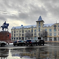 Современный жилой дом по адресу Соборная площадь, д. 2. Дом был сдан в 2006 г.