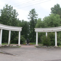 В Треугольном сквере.