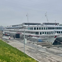Круизные теплоходы у причальной стенки на Неве