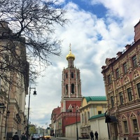 Ул. Петровка - Надвратный храм Покрова Пресвятой Богородицы с колокольней Высоко-Петровского монастыря