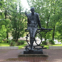 Памятник поэту Алексею Решетову.