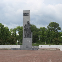 Памятник первостроителям город (1968 г.).