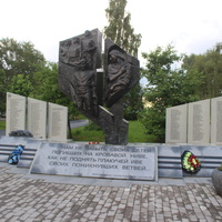 Памятник березниковцам, погибшим в локальных конфликтах (2012) на Аллее Памяти Героев.