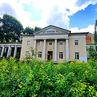 Одна из колоннад, соединяющая главный дом с западным флигелем.