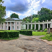 Одна из колоннад, соединяющая главный дом с восточным флигелем.