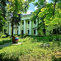 Усадьба Пехра-Яковлевское, со стороны восточного флигеля раньше находился Манеж-театр. Сейчас это здание университета. Перед ним находится памятник-мемориал «Вечная память».