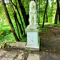 Усадьба Пехра-Яковлевское. В верхней части лестницы сохранились два сфинкса. По воспоминаниям очевидцев, из них тоже били фонтаны в два вазона.