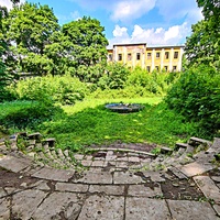 Усадьба Пехра-Яковлевское. Курдонёр (от франц. cour d’honneur — «почётный двор») — парадный двор перед дворцом, ограниченный гл. корпусом и боковыми флигелями (из-за зарослей их не видно). На переднем плане - полукруглая лестница, в центре - фонтан.