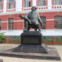 Памятник родоначальнику пермской медицины Фёдору Гралю.