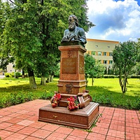 Памятник Валентину Феликсовичу Войно-Ясенецкому - святителю Луке Крымскому, архиепископу Симферопольскому и Крымскому, доктору мед. наук и богословия,  профессору хирургии, выдающемуся хирургу XX в. у Московского областного онкологического диспансера