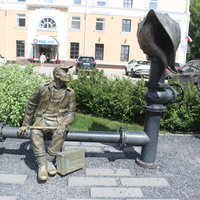 Скульптура водопроводчику Петровичу (2006 г.) на ул. Ленина.