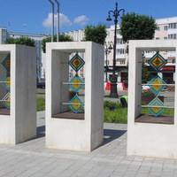 В сквере у гостиницы "Урал".