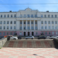 Знаменитый дом со львами на ул. Монастырской, 15.