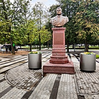 Памятник М.И. Неделину в микрорайоне Южный.