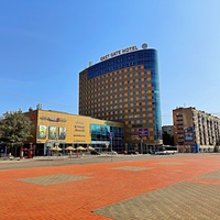 Кинотеатр "Prada 3D" и отель East Gate на просп. Ленина, 25.