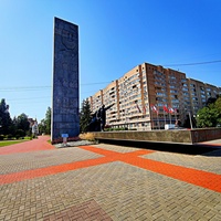 Мемориал «Воинам-землякам, за Родину жизнь отдавшим 1941–1945 гг» на площади Славы. Авторы: скульптор Н. С. Любимов, архитекторы Ю. Г. Кривущенко и А. Г. Поляков, инженер-конструктор С. П. Хаджибаронов.
