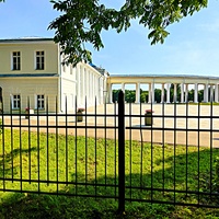 Усадьба "Горенки". Западный флигель и западная открытая дугообразная колоннада.
