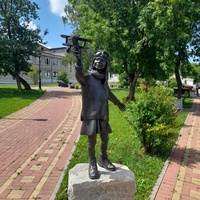 Скульптура "Девочка с самолётиком" (посвящена советской лётчице Ираиде Фёдоровне Вертипраховой)