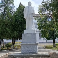 Памятник В.И. Ленину (1967 год) в сквере на Привокзальной площади.
