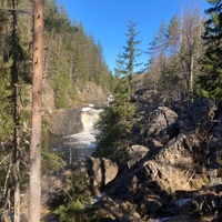 Скалистые берега у водопада Кивач