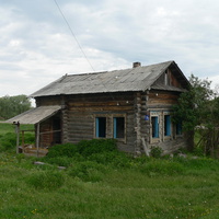 Заброшенный дом у реки