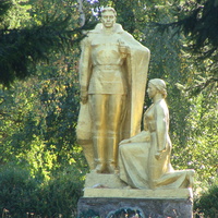 Памятник в центре села Кацмазов
