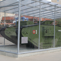 Английский танк в павильоне