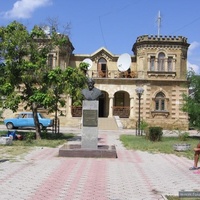 Памятник Льву Голицыну, старый дворец
