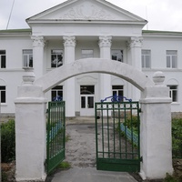 Вхід до школи-інтернату для дітей-сиріт  (райком комсомолу при Радянському Союзі)