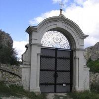 Ворота - вход во вледения монастыря