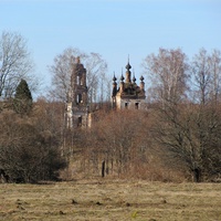 д.Реброво, Благовещенская церковь со стороны ур.Гнездилово, весна 2011 года.