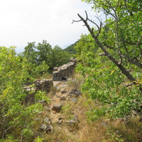 Руины средневекового предположительно христианского храма на мысе Монастырском, гора Аю-Даг