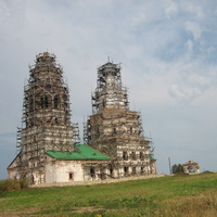 лето 2011, церковь всё ещё в лесах