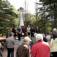 У памятника жителям д. Ларево, погибшим в ВОВ
