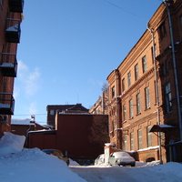справа старейшее жилое здание в городе (ул.К.Иванова)